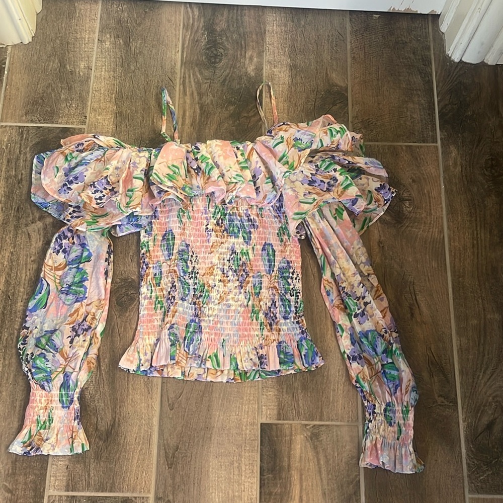 Off shoulder ruffle top Small. NWT 💜